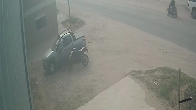 [Video] Se bajó a un negocio y al volver se dio cuenta de que le habían robado plata de la camioneta