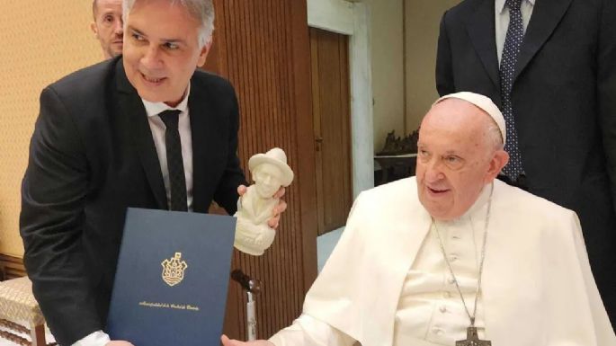Llaryora invitó al Papa Francisco para que visite Córdoba