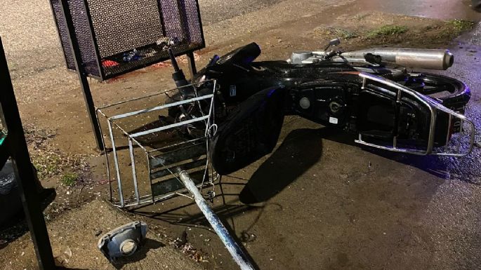 Dos jóvenes resultaron gravemente heridos al chocar con su moto contra un cesto metálico