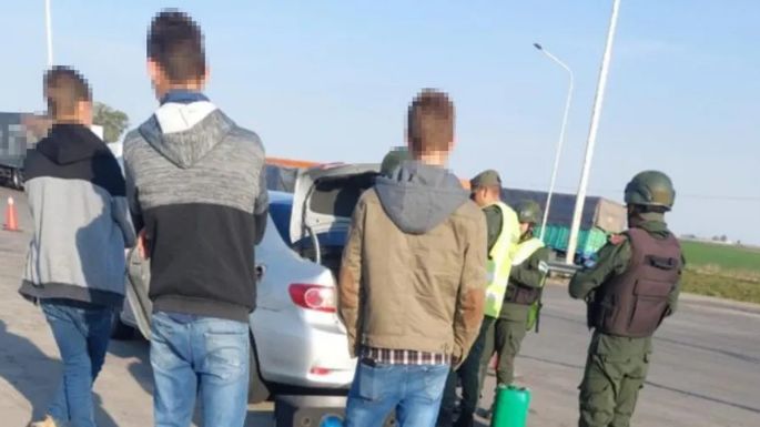 Ocultaban más de 100 mil dólares sin documentación legal en el auto