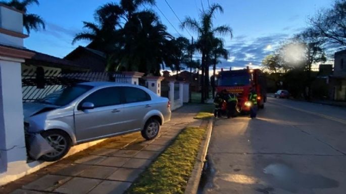 Un vehículo colisionó contra la reja de una vivienda