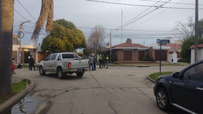 Accidente entre una camioneta y una bici en barrio Santa Ana