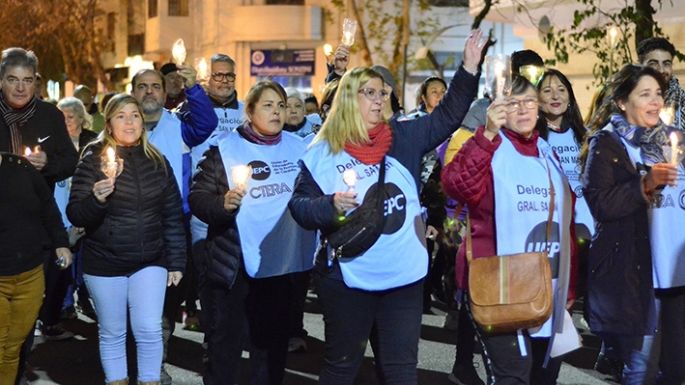 Los docentes protestaron con una marcha de antorchas