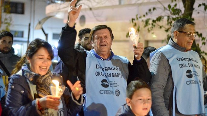 Los docentes protestaron con una marcha de antorchas