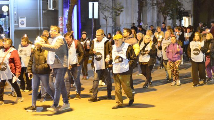 Los docentes protestaron con una marcha de antorchas