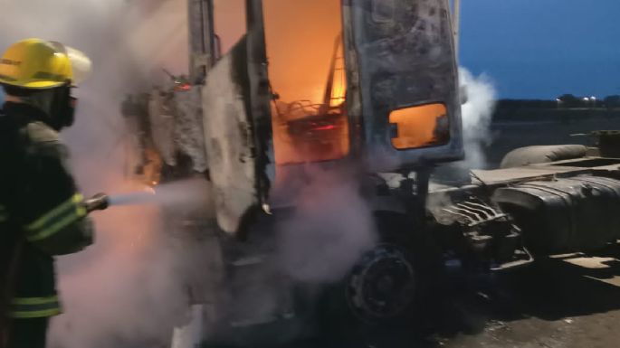 Bomberos sofocaron el incendio de un camión sobre la Autopista