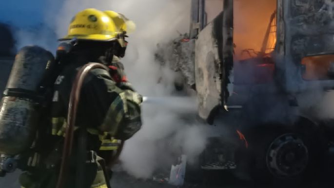 Bomberos sofocaron el incendio de un camión sobre la Autopista