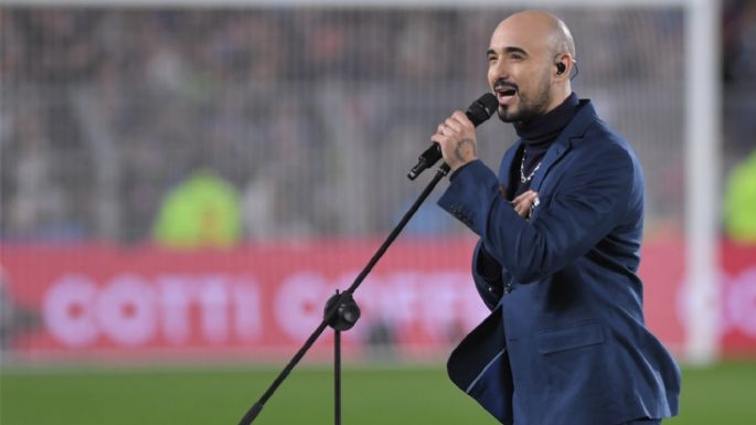 Abel Pintos emocionó a todos con el Himno Nacional