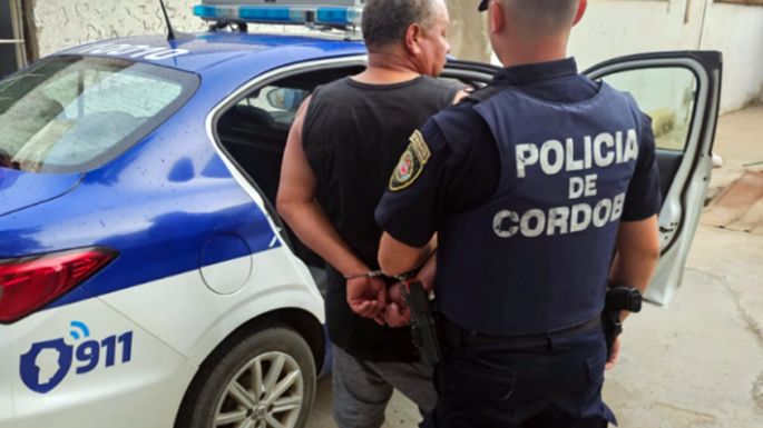 Peleó con su pareja, arrojó una maceta y dañó el auto del vecino