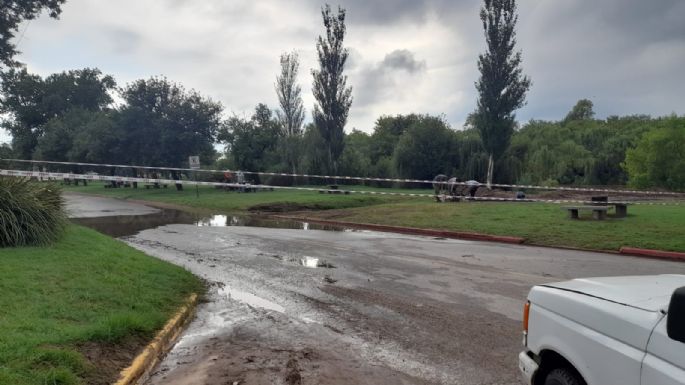 Una calle anegada, no por desborde del río sino por lluvia acumulada