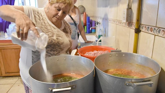 Caritas Felices afronta a diario el reto de reunir comida para casi 100 chicos