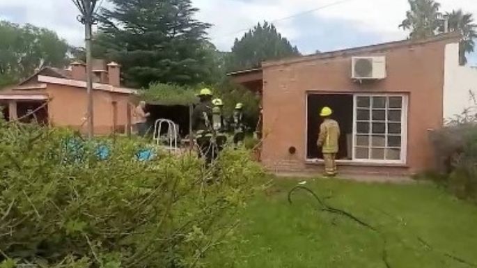 Bomberos sofocaron incendio en el quincho de una vivienda