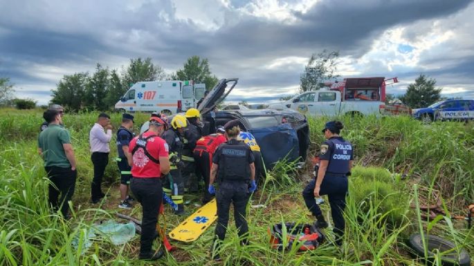 Un conductor herido tras perder el control de su auto y volcar