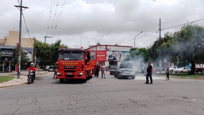 Un vehículo se incendió y bomberos controlaron el fuego