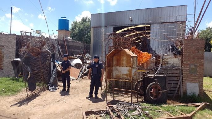 Secuestraron numerosas placas de bronce y otros elementos en una chacarita clandestina