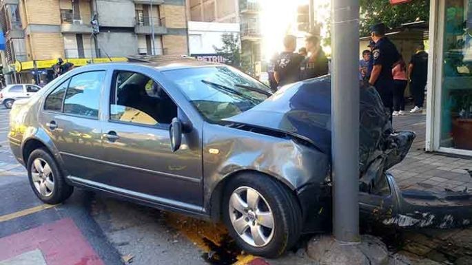 Dos jóvenes heridos al colisionar con la moto