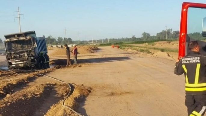 Un camión se prendió fuego en la ruta 4 y Circunvalación