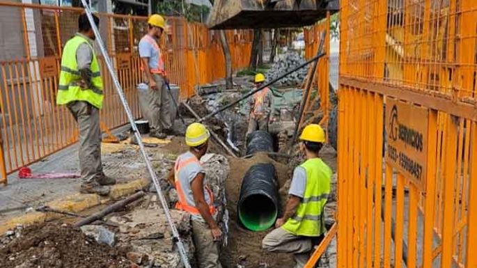 En medio de reclamos de vecinos, realizan las obras de desagües