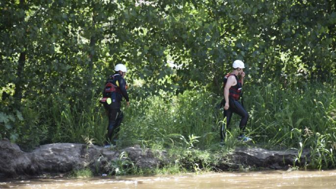 Bomberos practican rescates acuáticos en la zona del Puente Perón
