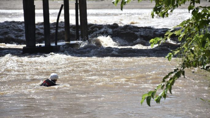 Bomberos practican rescates acuáticos en la zona del Puente Perón
