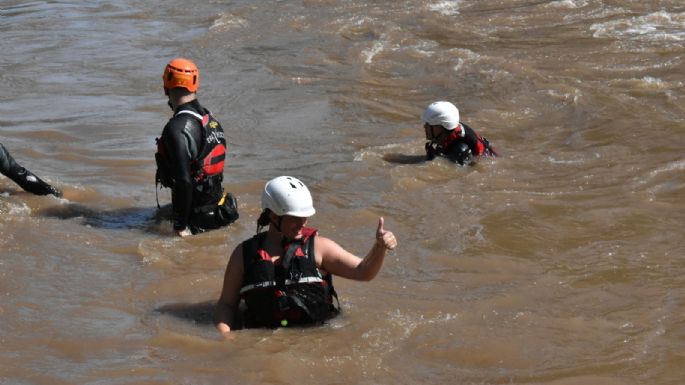Bomberos practican rescates acuáticos en la zona del Puente Perón