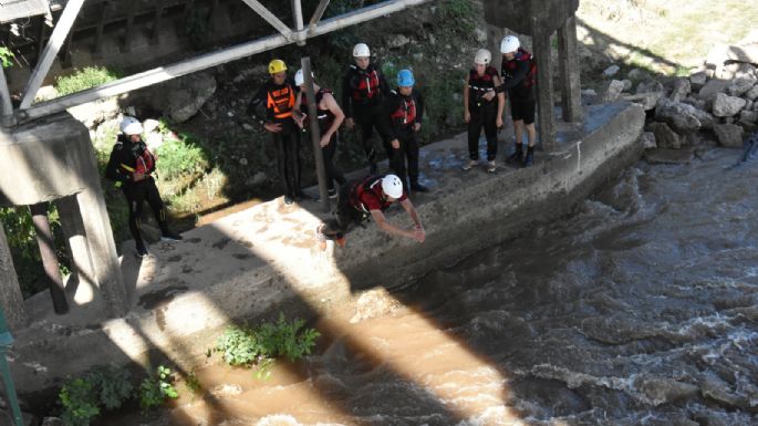 Bomberos practican rescates acuáticos en la zona del Puente Perón
