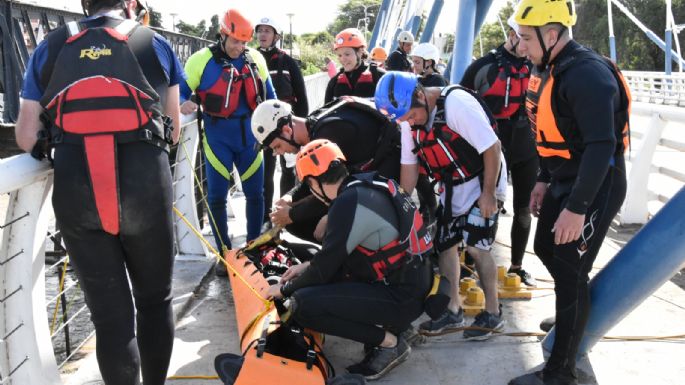 Bomberos practican rescates acuáticos en la zona del Puente Perón