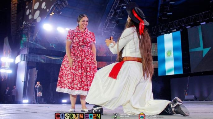 Un bailarín le propuso casamiento a su novia en el escenario de Cosquín