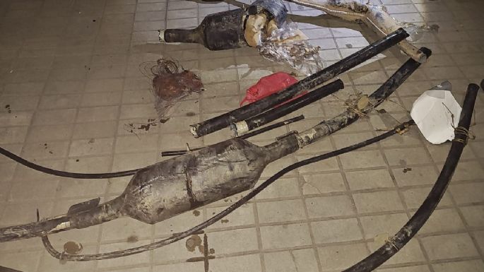 Engancharon a cuatro hombres y 3 mujeres robando cables de Telecom en una bocacalle