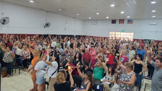 Llaryora firmó un nuevo acuerdo salarial con los empleados estatales