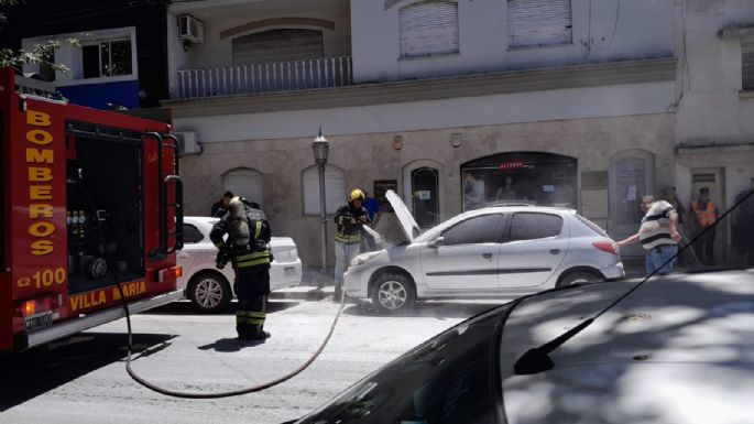 Bomberos sofocaron el incendio en la zona del motor de un auto en pleno centro