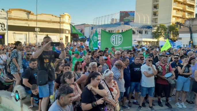 FOTOS - A la par del país, en Villa María se marchó contra el gobierno de Milei