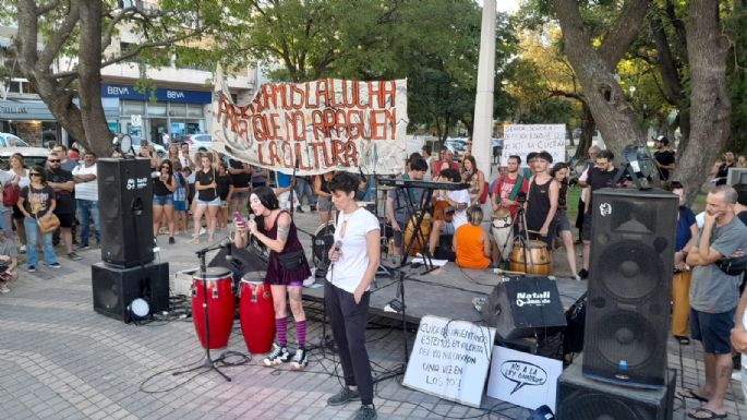 FOTOS - A la par del país, en Villa María se marchó contra el gobierno de Milei