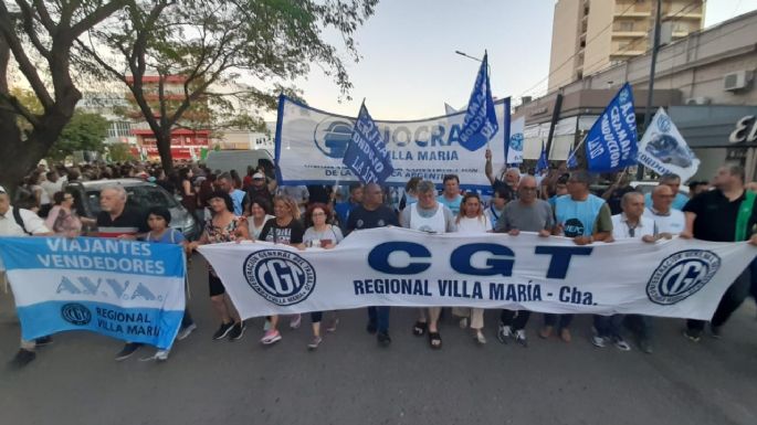 FOTOS - A la par del país, en Villa María se marchó contra el gobierno de Milei