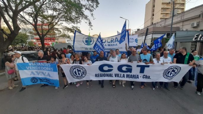 FOTOS - A la par del país, en Villa María se marchó contra el gobierno de Milei