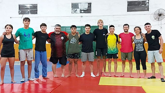 Judocas locales, en un  campo de entrenamiento