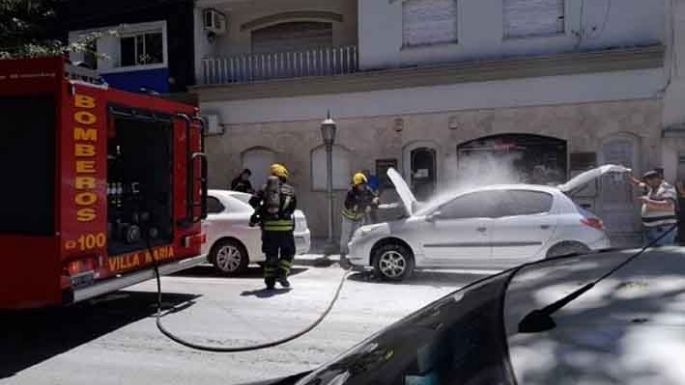 Fuego en un auto en el centro  y una ciclista herida al Pasteur