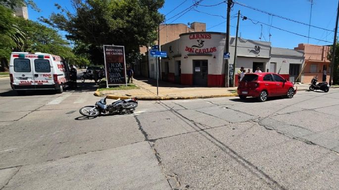 Motociclista y acompañante con lesiones graves tras chocar contra un auto
