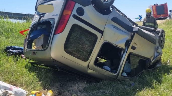 Un auto volcó en solitario en la autopista: sus 4 ocupantes fueron trasladados al Pasteur