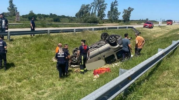 Cuatro heridos al volcar un utilitario en la autopista