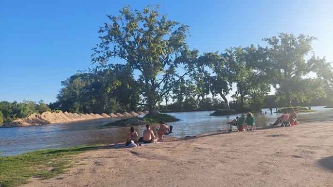 El río bajó y retornaron las playas