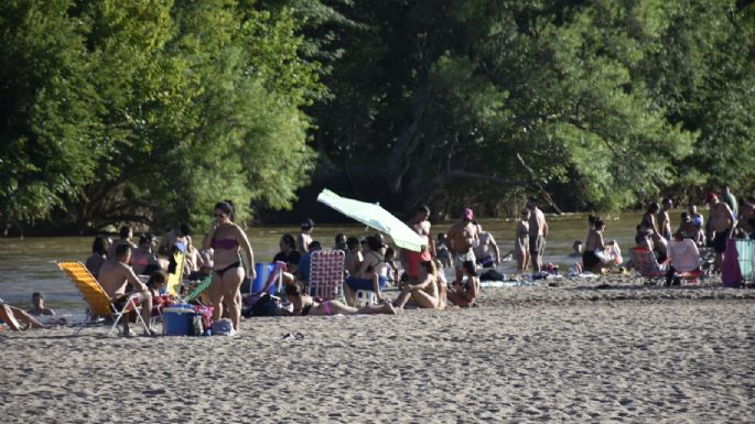Una multitud elige el río Ctalamochita para refrescarse