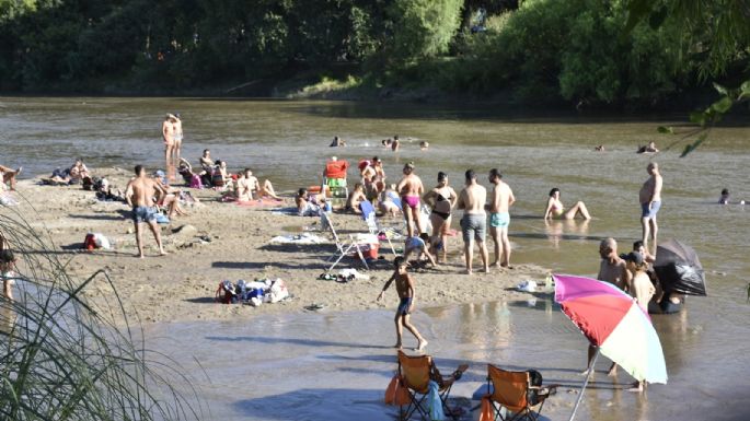 Una multitud elige el río Ctalamochita para refrescarse