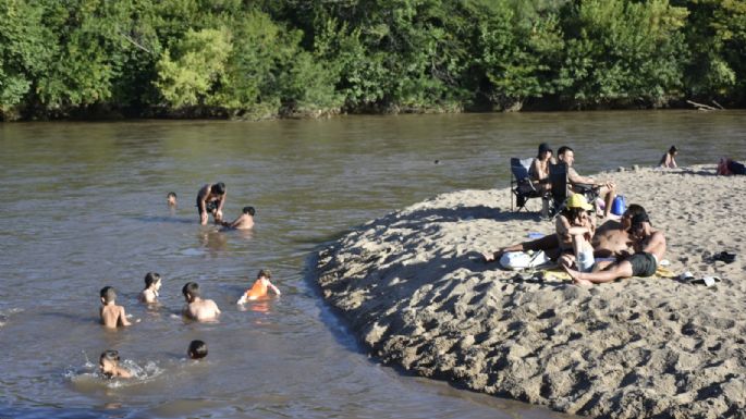 Una multitud elige el río Ctalamochita para refrescarse