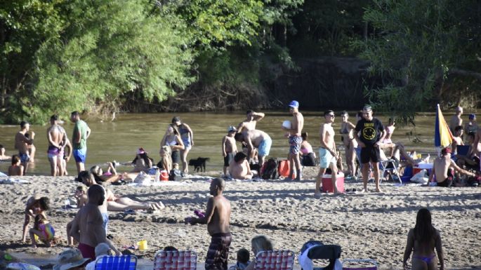 Una multitud elige el río Ctalamochita para refrescarse