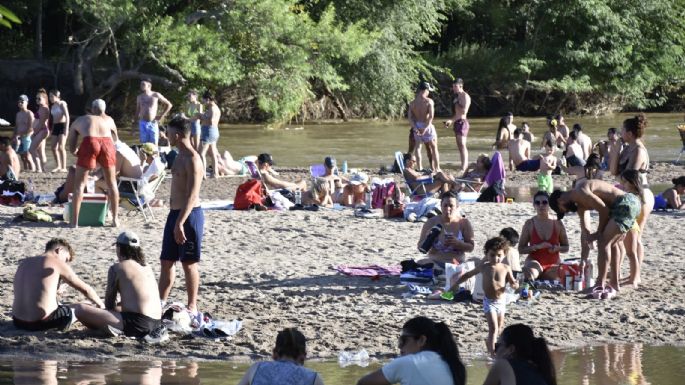Una multitud elige el río Ctalamochita para refrescarse