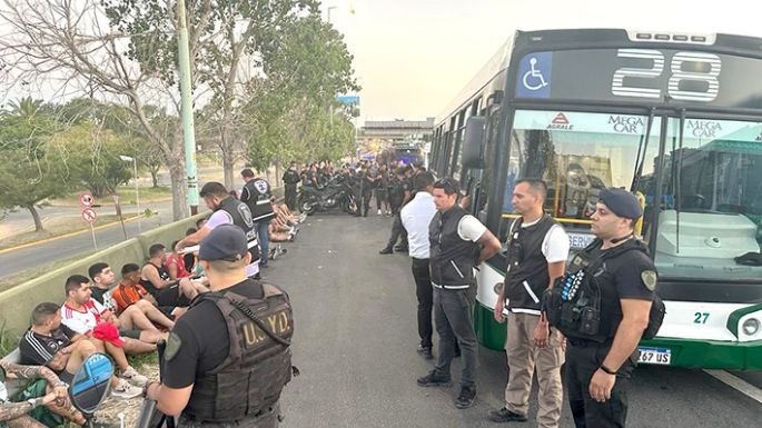 Treinta detenidos por enfrentarse entre los barras