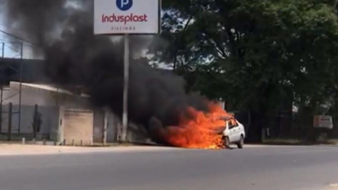 Un vehículo se incendió por completo sobre el bulevar Colón