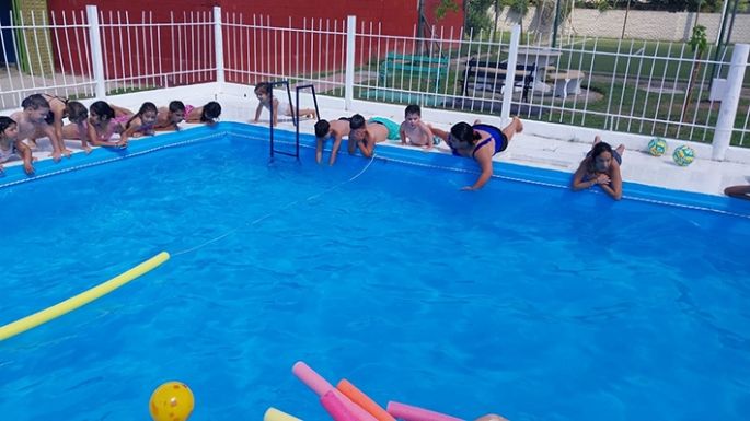 Niños y niñas disfrutan