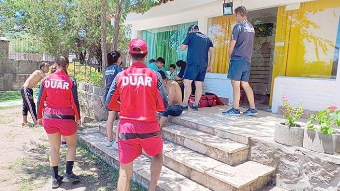 Rescataron a dos hermanitos arrastrados por la corriente